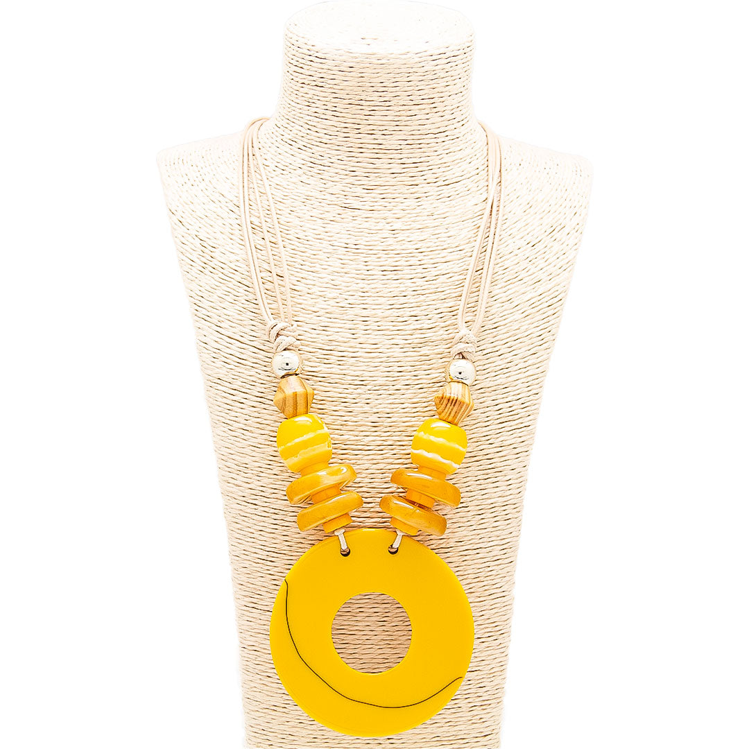 Collar largo de resina con dije ovalado