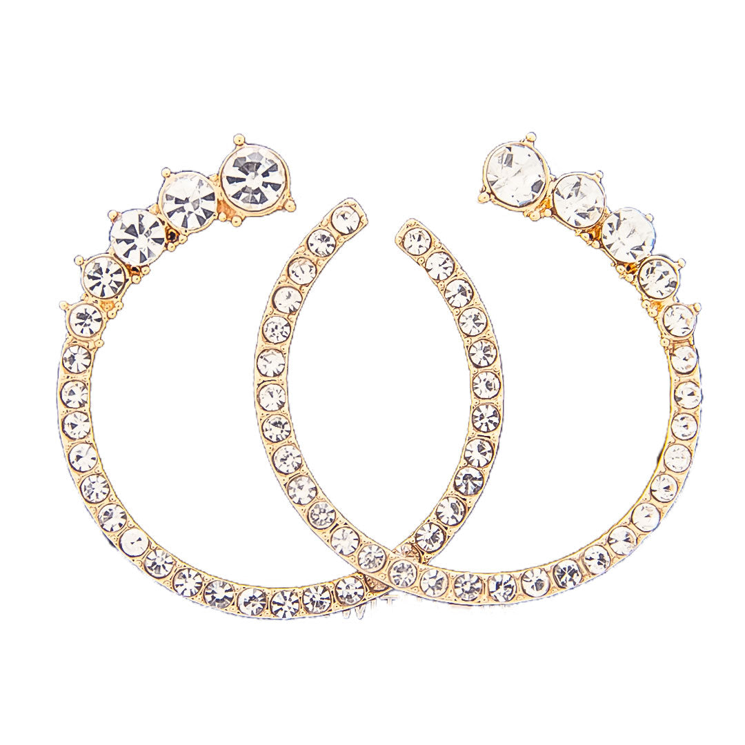 Aretes de aro dorados con piedras brillantes