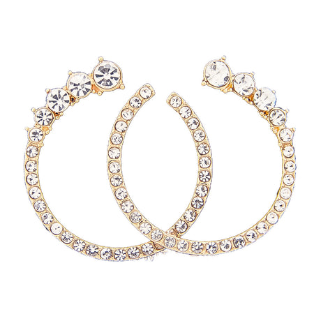 Aretes de aro dorados con piedras brillantes