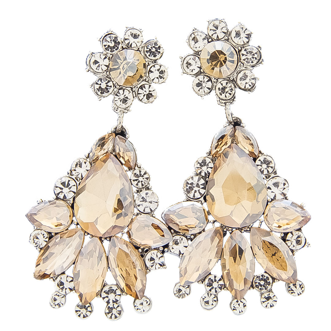 Aretes dorados con diseño floral y gema en lágrima