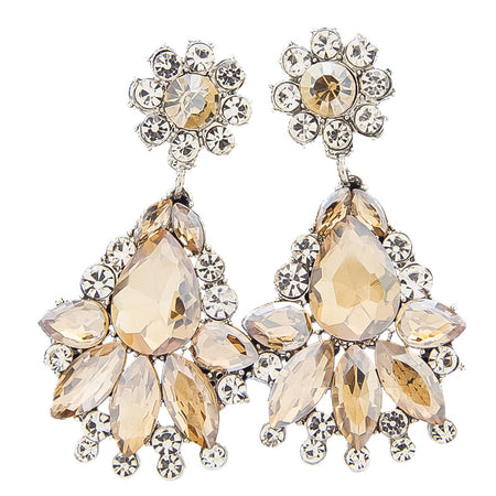Aretes dorados con diseño floral y gema en lágrima
