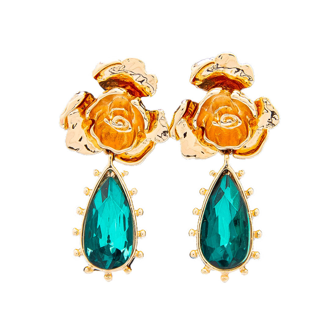Aretes dorados con gemas verdes en forma de lágrima