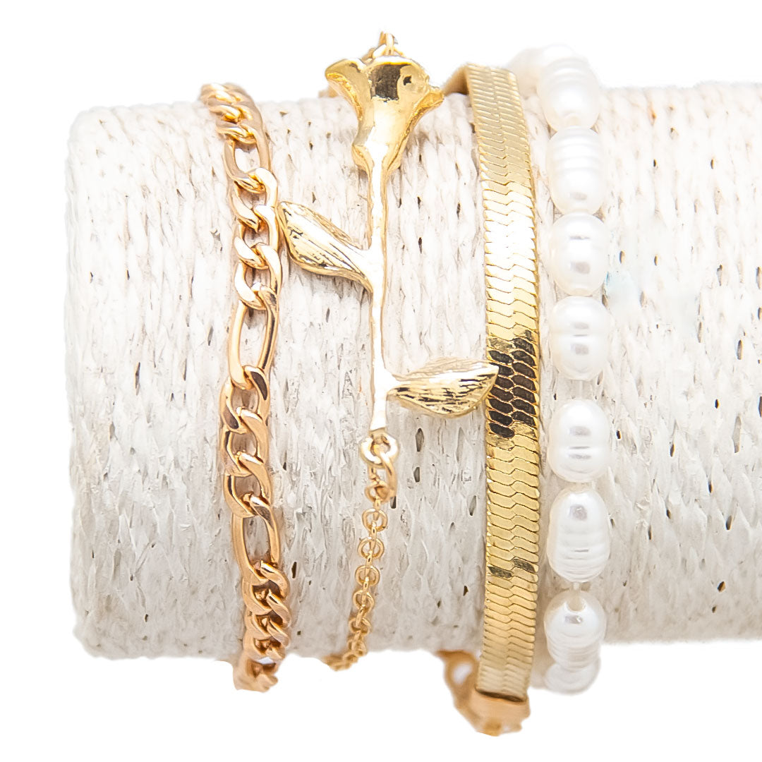 Set de pulseras elegantes de oro y perlas