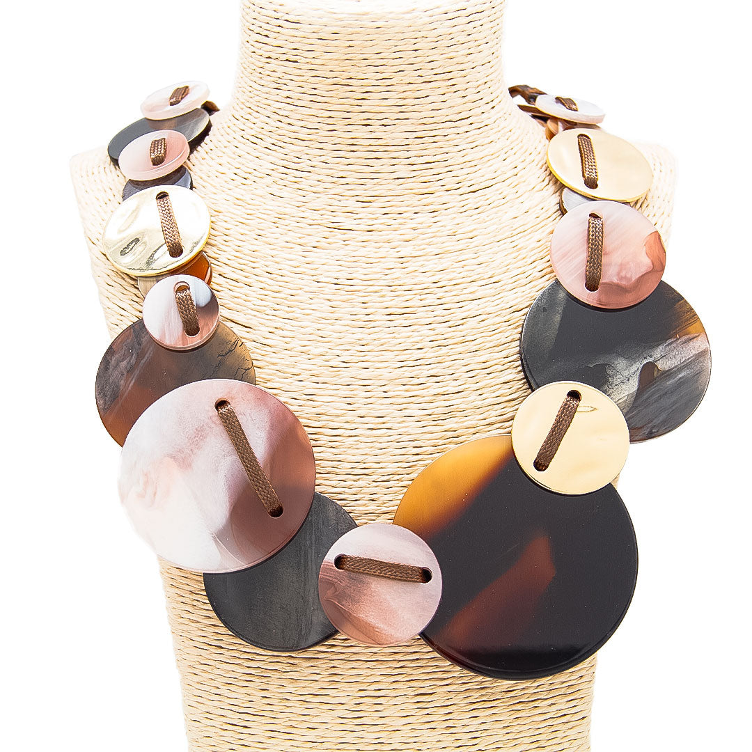 Collar de discos de colores y patrones variados - Café
