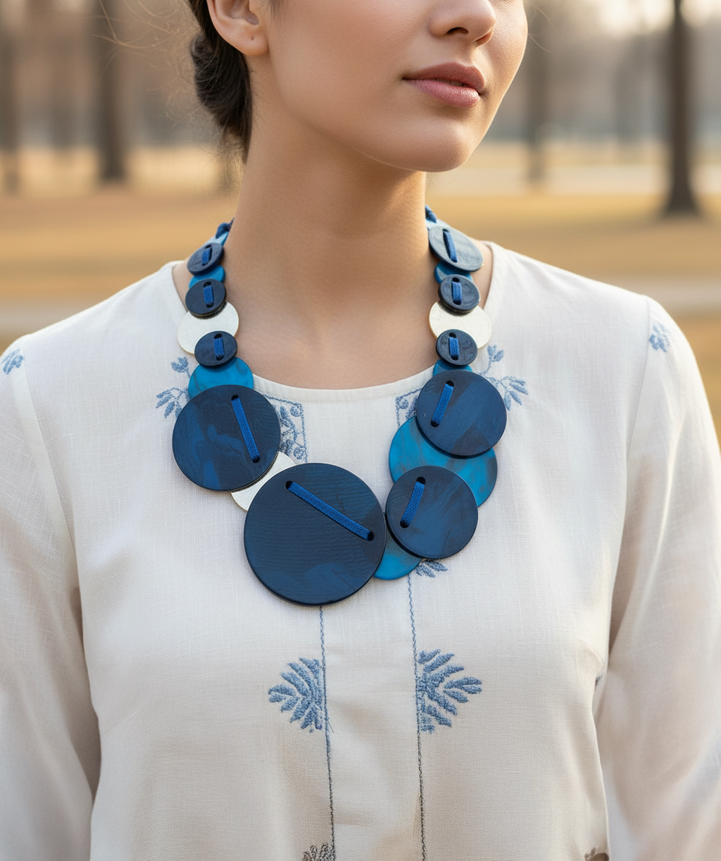 Collar de discos de colores y patrones variados - Azul