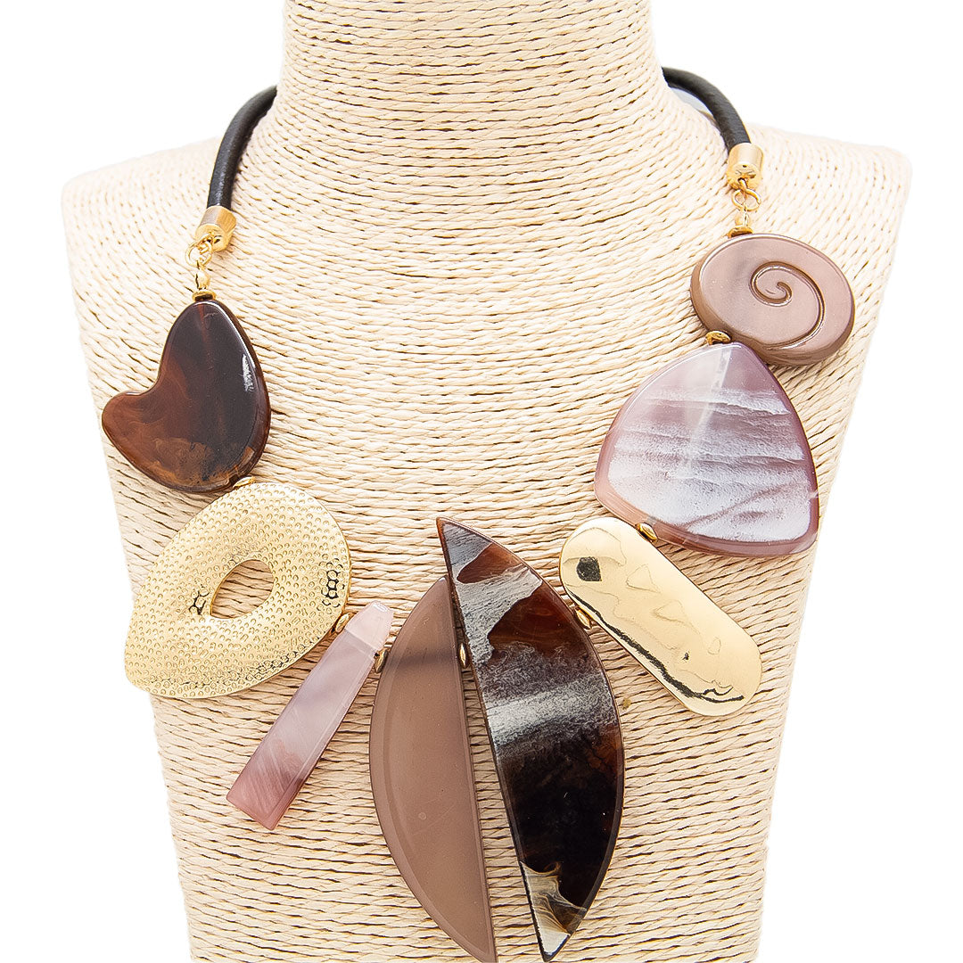 Collar con formas geométricas coloridas - Cafe