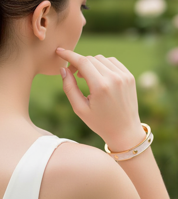 Pulsera rígida de oro rosa con diseño texturizado y tachuelas - Blanco