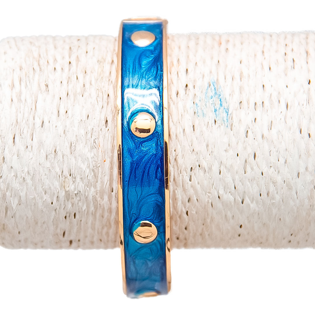 Pulsera rígida de oro rosa con diseño texturizado y tachuelas - Azul